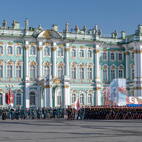 У стен главного дворца Российской империи
