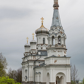 Александровская церковь в Низино на вершине холма Бабигон
